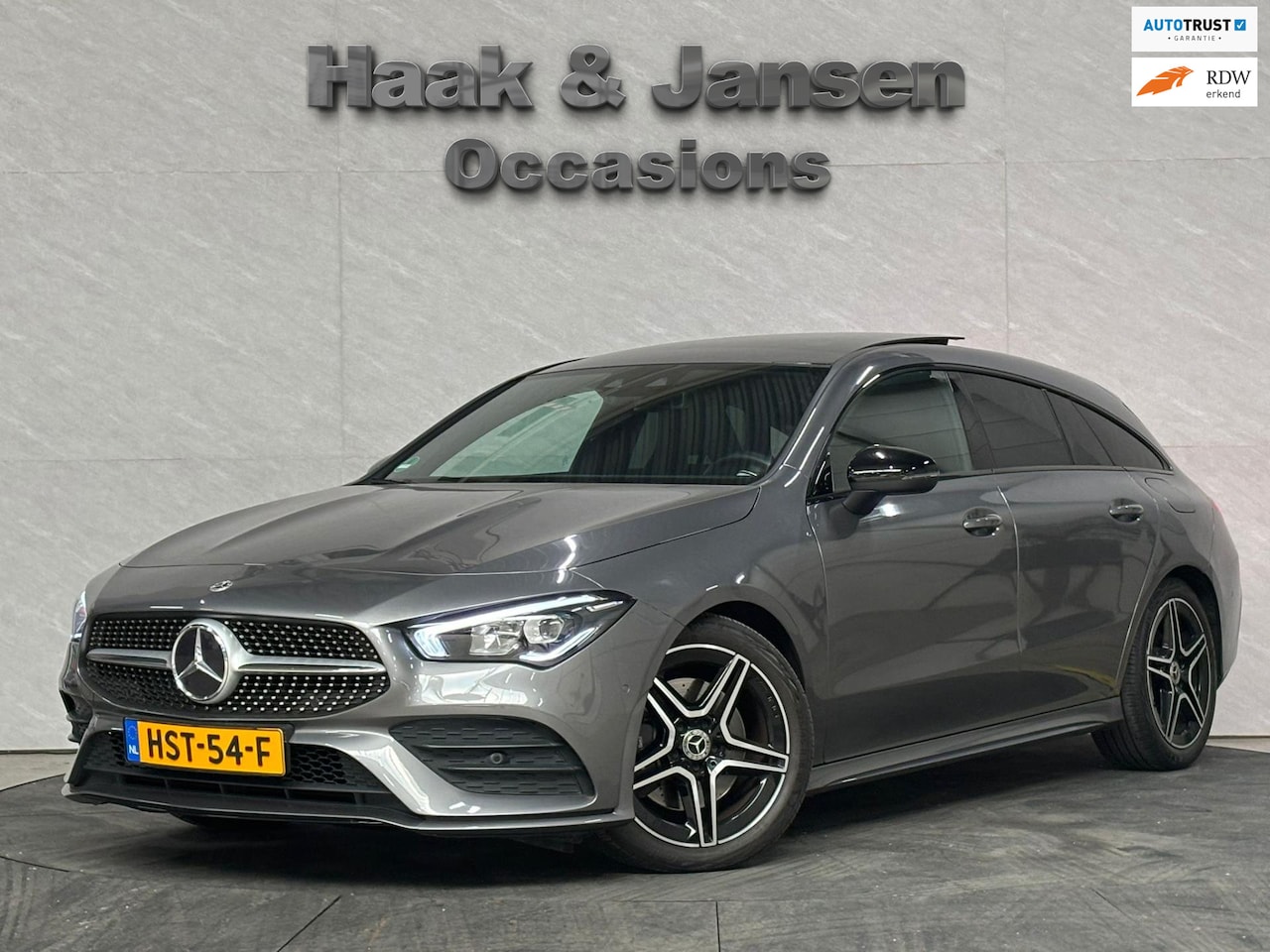 Mercedes-Benz CLA-klasse Shooting Brake - 200 AMG Line - Panorama - Trekhaak - Stoelverwarming - AutoWereld.nl