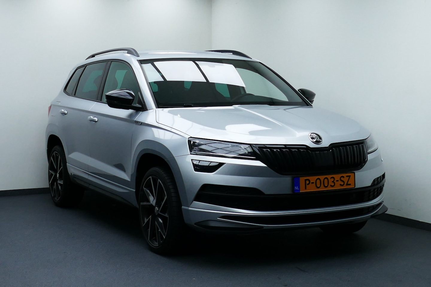 Skoda Karoq - 1.5 150Pk TSI ACT Sportline. Camera, 19"LMV, Virt Cockpit, Adap Cruise, Stoel&StuurVerw - AutoWereld.nl
