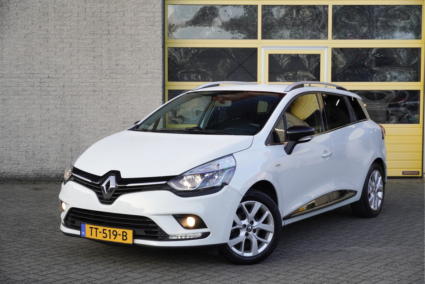 Renault Clio Estate - 0.9 TCe Limited BJ2018 Lmv 16" | Pdc | Navi | Trekhaak | Airco | Cruise control | Extra ge - AutoWereld.nl