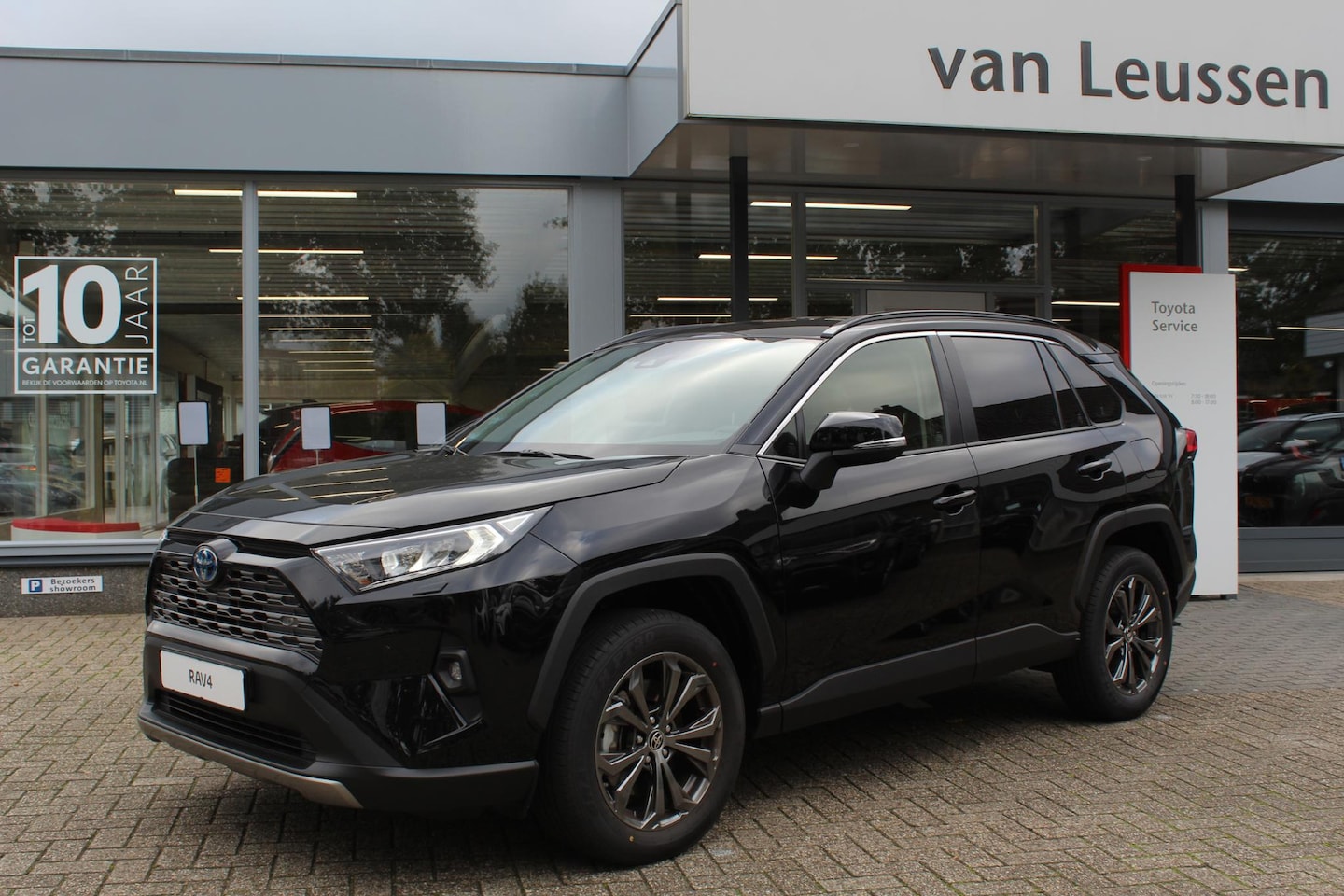 Toyota RAV4 - 2.5 HYBRID STYLE STOEL-STUUR-RUITENWISSER VERW. EL-ACHTERKLEP & EL-STOEL KEYLESS - AutoWereld.nl