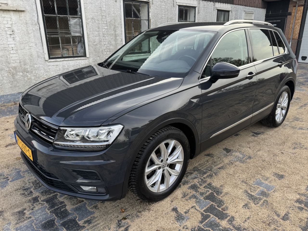 Volkswagen Tiguan - 1.4 TSI CL Bns * trekhaak * apple carplay * All In prijs - AutoWereld.nl
