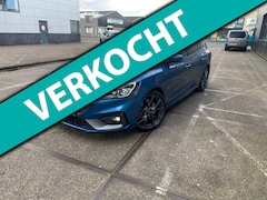 Ford Focus Wagon - 2.3 EcoBoost ST-3/automaat/5drs/1e EIG/ dealeronderhouden/ 2jaar apk/volle opties