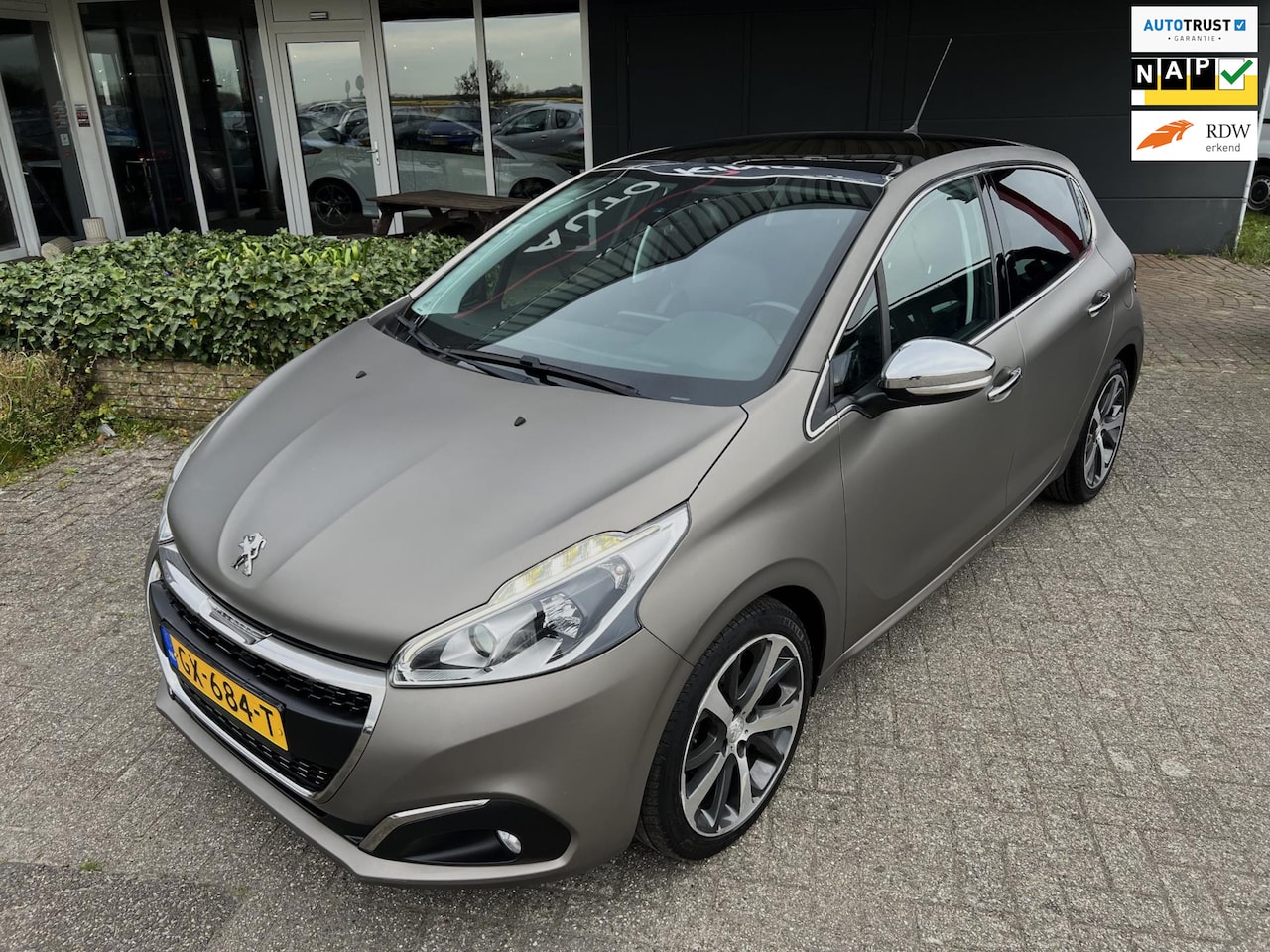 Peugeot 208 - 1.2 PureTech Première ECC/NAV/CRUISE/PANO/CAM/PDC APK+NAP - AutoWereld.nl