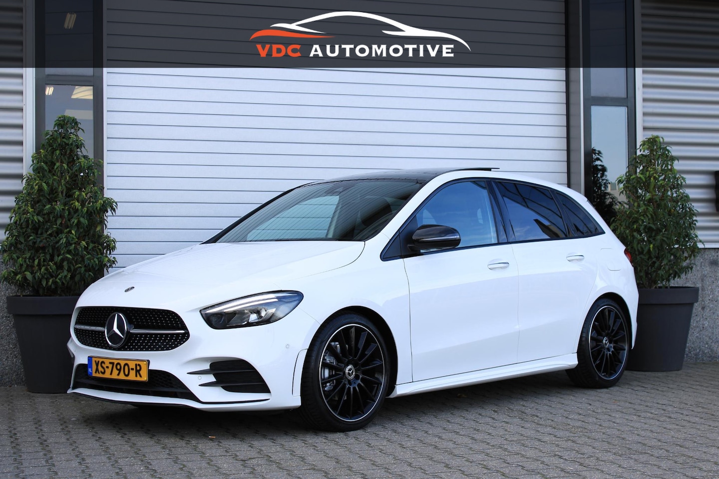 Mercedes-Benz B-klasse - 180 AMG Pano | Camera | Keyless | Multispaak AMG | Widescreen | Sfeerverlichting | 1e Eige - AutoWereld.nl