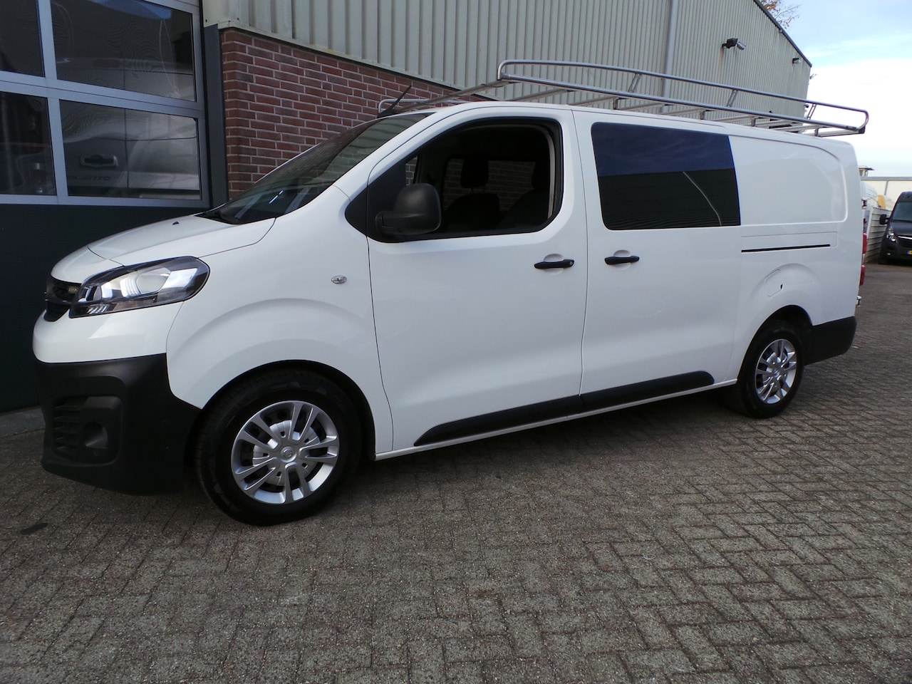 Opel Vivaro - 2.0 CDTI L3H1 DC 2 Schuifdeuren Edition Airco,Cruise,Navigatie,Camer,Pdc Imperiaal,Trekhaa - AutoWereld.nl
