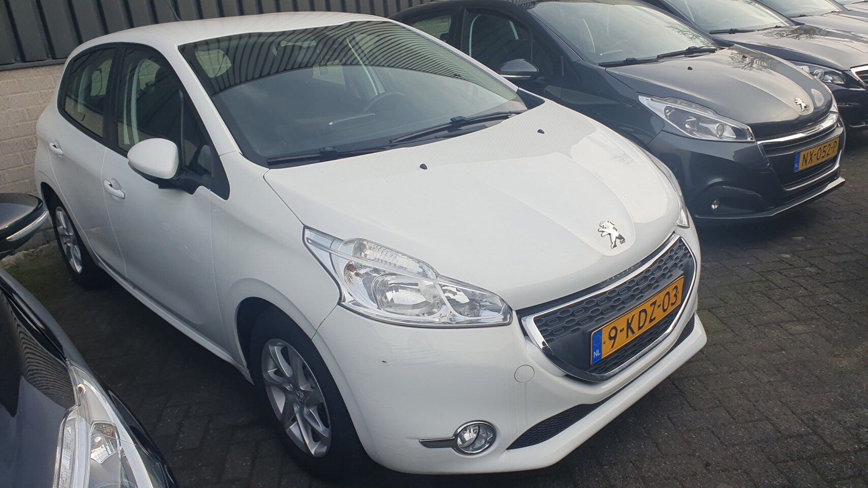 PEUGEOT 208