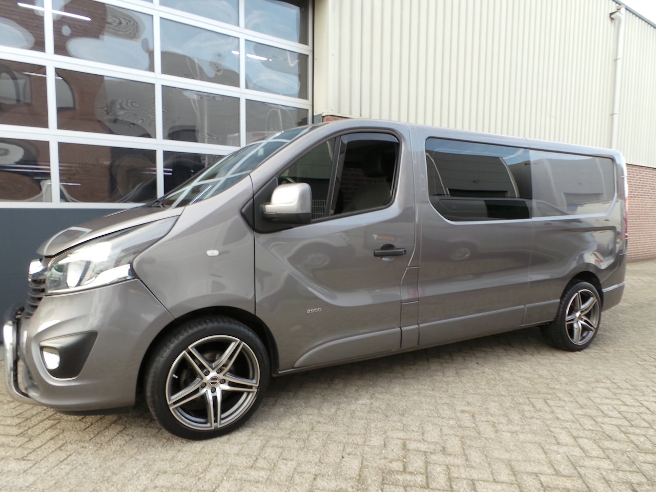 Opel Vivaro - 1.6 CDTI 120pk L2H1 DC Sport EcoFlex Airco,Cruise,Navigatie,19"Lmv,Pdc,Camera,Trekhaak - AutoWereld.nl