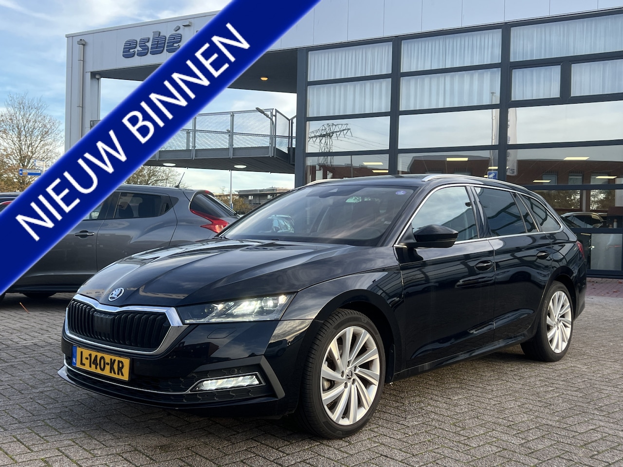 Skoda Octavia Combi - 1.0 e-TSI Automaat Business Edition Plus Navigatie Panoramadak Trekhaak Camera Carplay Key - AutoWereld.nl