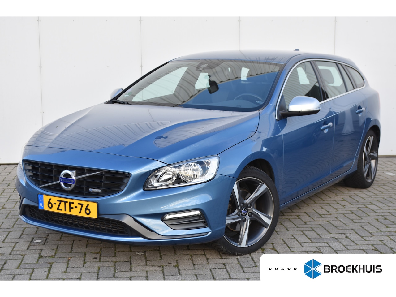Volvo V60 - 1.6 T3 R-Design 1e Eigenaar! | Dealer Onderhouden! | PowerBlue! - AutoWereld.nl