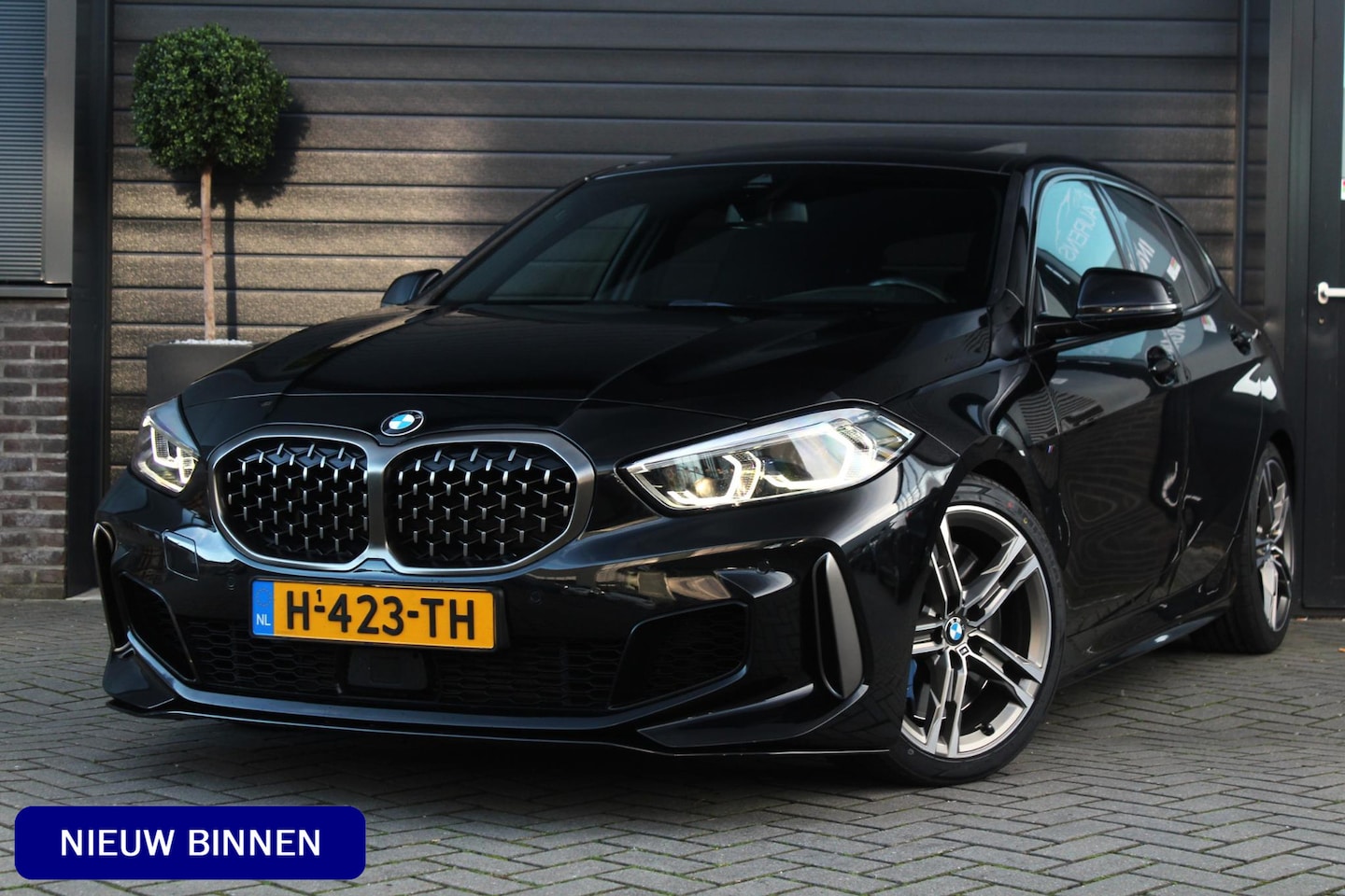 BMW 1-serie - M135i xDrive High Executive Edition | Panorama dak | H+K | BLIS | HUD | Bomvol! - AutoWereld.nl