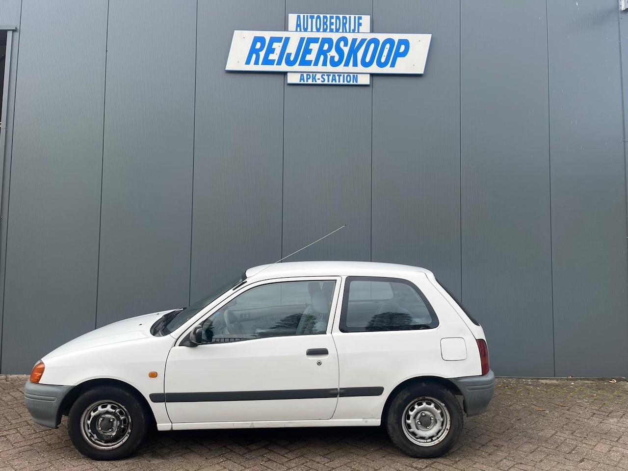 Toyota Starlet - 1.3-16V Auto rijd nog prima maar heeft hier en daar schade - AutoWereld.nl