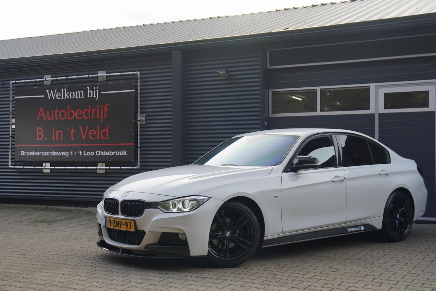 BMW 3-serie - 316i Executive M-PAKKET CARPLAY LED CAMERA ALCANTARA STUUR - AutoWereld.nl
