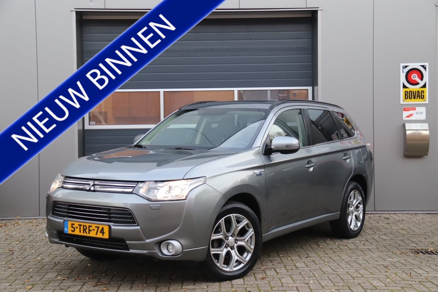 Mitsubishi Outlander - 2.0 PHEV Instyle Lage km stand! - AutoWereld.nl