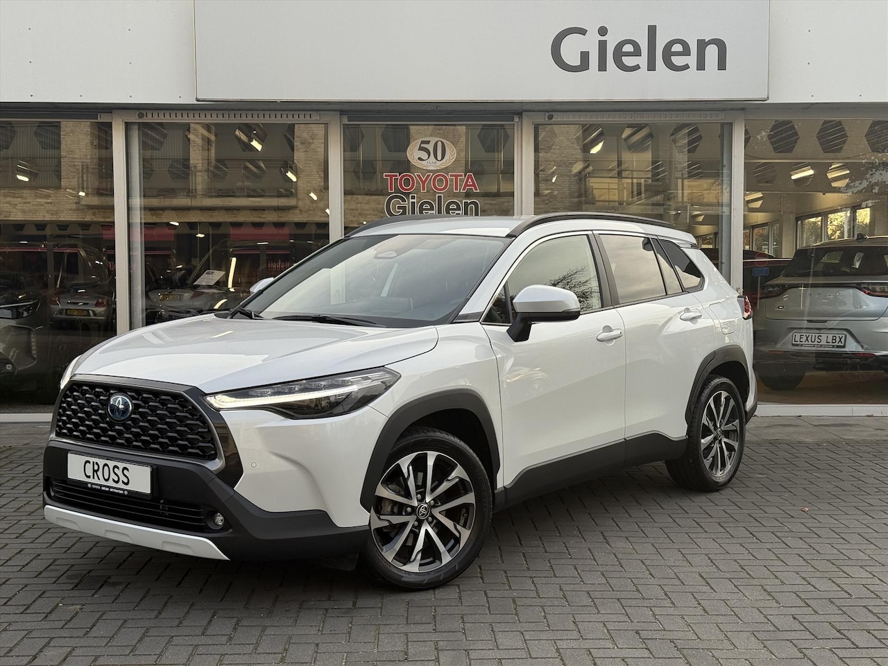 Toyota Corolla Cross - 1.8 Hybrid Style | Parelmoer wit, Dodehoekherkenning, Parkeersensoren, Stoel + Stuurverwar - AutoWereld.nl