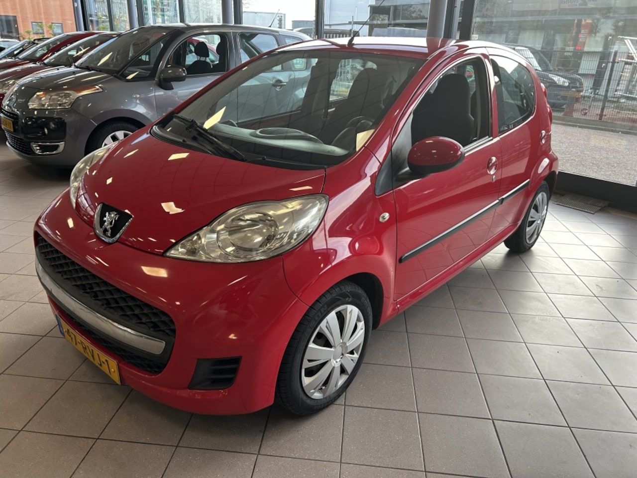 Peugeot 107 - 1.0-12V XS Eerste Eig Airco NW APK BJ 2011 !!! - AutoWereld.nl