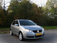 Volkswagen Polo - 1.2 Trendline . 5 Deurs . Airco . LMV . Schuifdak . enz