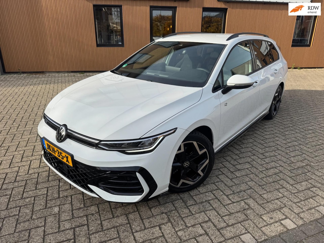Volkswagen Golf Variant - 1.5 TSI R-Line Edition - AutoWereld.nl