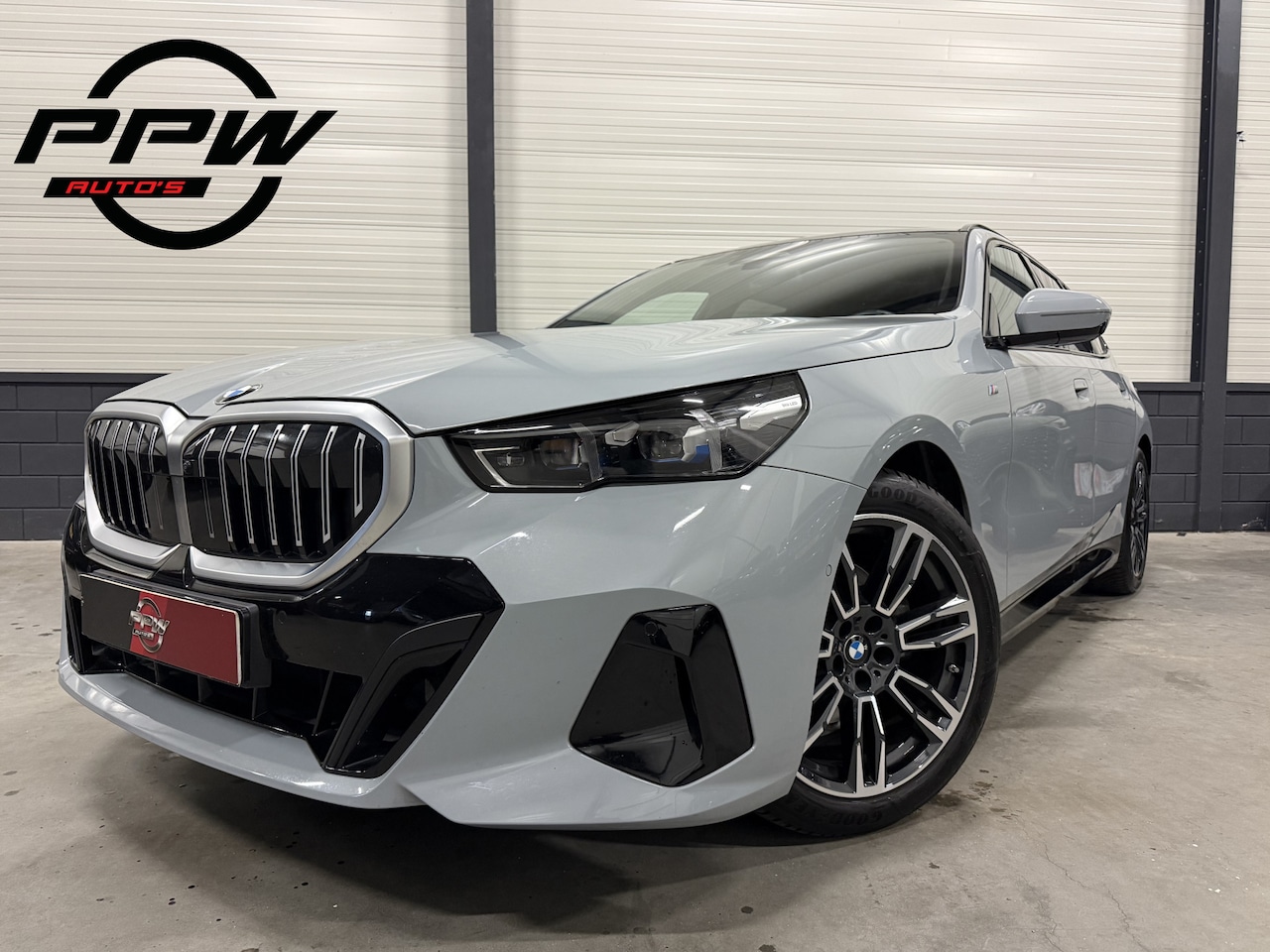 BMW 5-serie Touring - 520i M-Sport BROOKLYN-GRAU/PANO/TREKHAAK/H&K/HEAD-UP/360CAMERA/VENTILATIE//DRIVING ASS.PRO - AutoWereld.nl