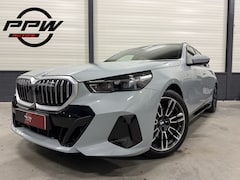 BMW 5-serie Touring - 520i M-Sport BROOKLYN-GRAU/PANO/TREKHAAK/H&K/HEAD-UP/360CAMERA/VENTILATIE//DRIVING ASS.PRO