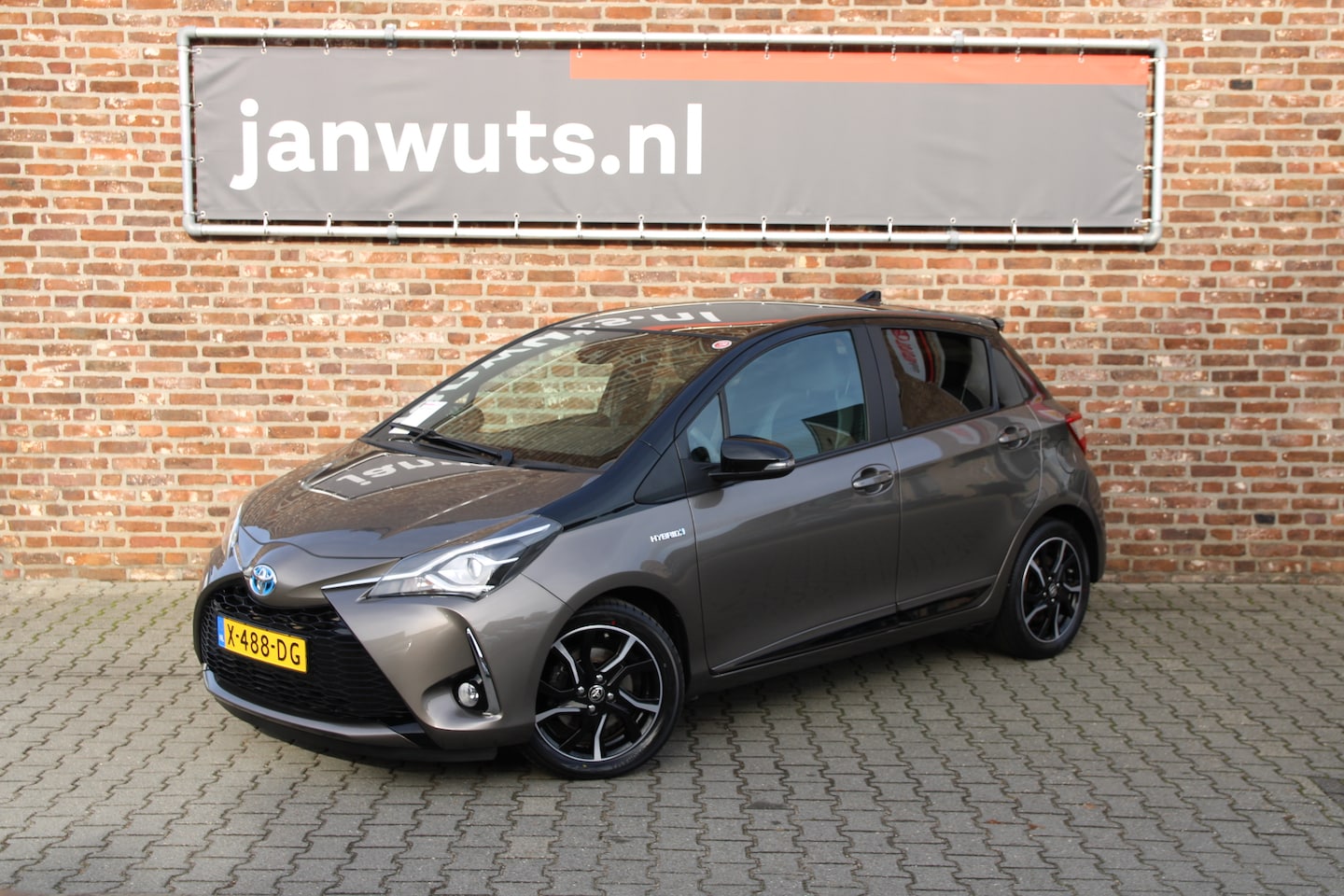 Toyota Yaris - 1.5 Hybrid Bi-Tone Plus + trekhaak - AutoWereld.nl