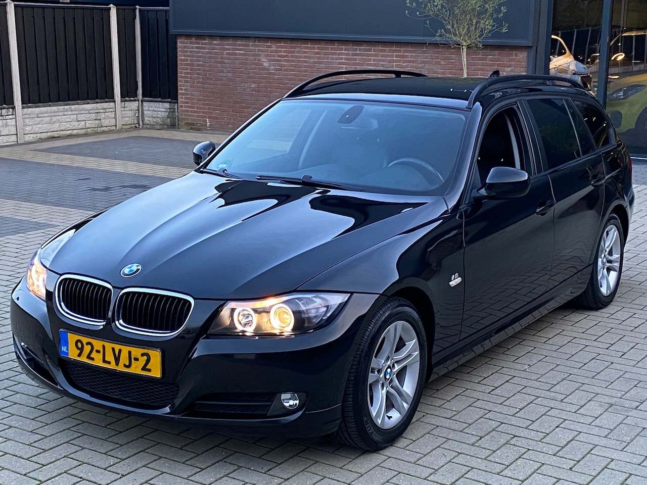 BMW 3-serie Touring - 320i 170 pk Business Line NIEUWSTAAT NAVI LEER CRUISE XENON CLIMA - AutoWereld.nl