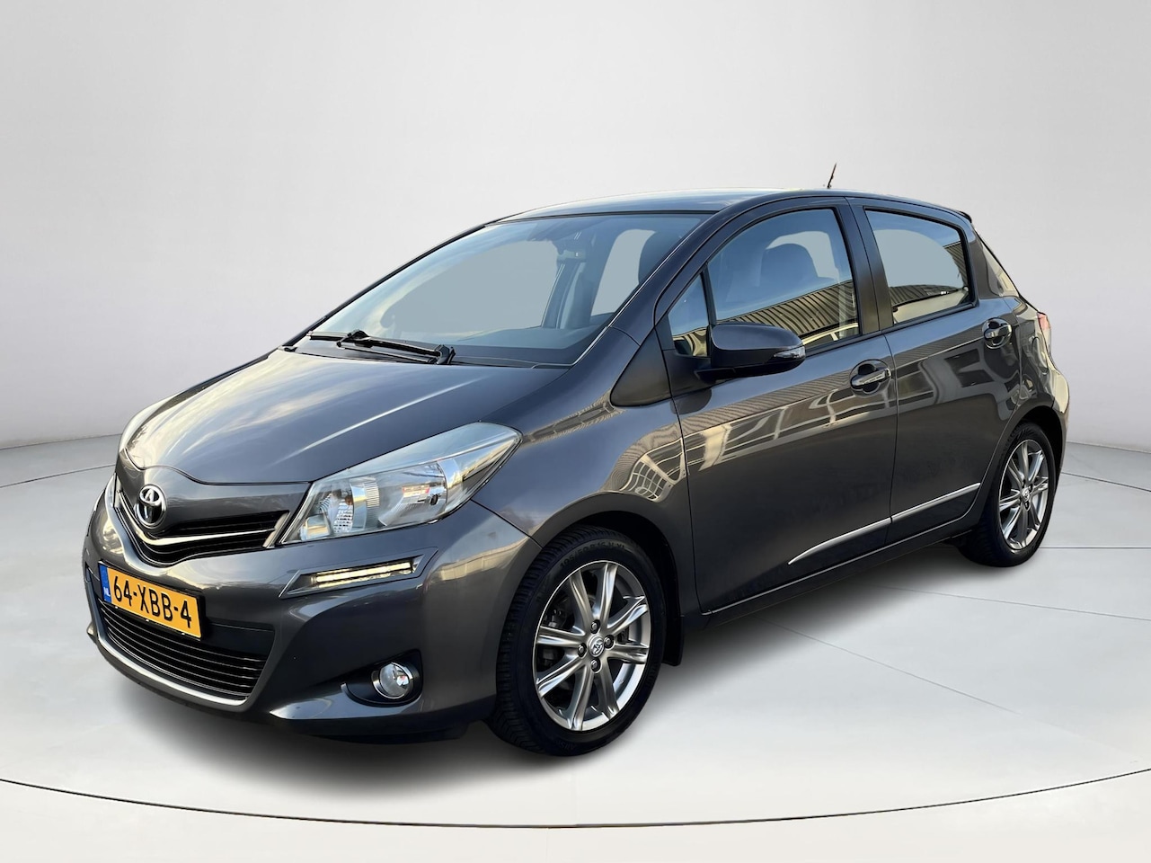 Toyota Yaris - 1.3 VVT-i Dynamic | Navigatie | Trekhaak | Panoramadak | Cruise control | Licht metalen ve - AutoWereld.nl