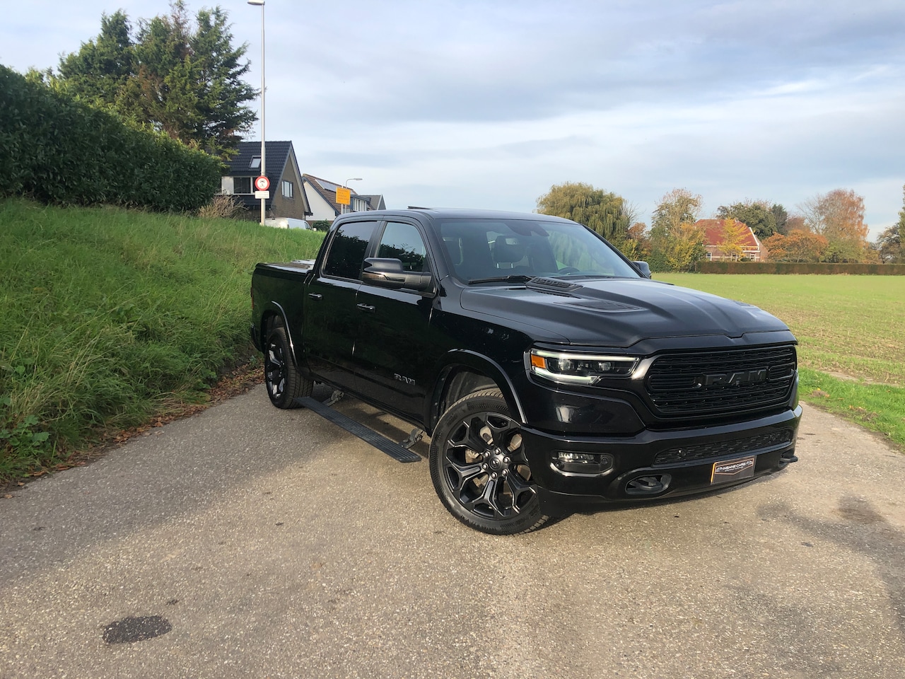 Dodge Ram 1500 - 5.7 V8 4x4 Crew Cab Limited Night / 4x4 / LPG / Pano / Groot navi / Full options - AutoWereld.nl
