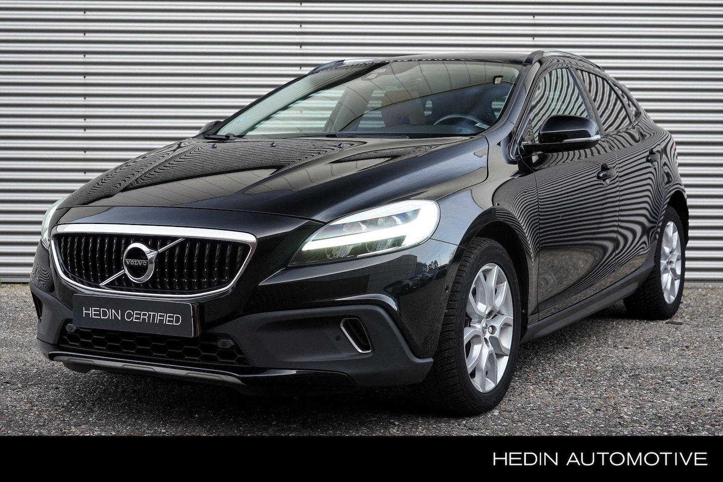 Volvo V40 Cross Country - 1.5 T3 Automaat Polar+ Luxury | Lederen bekleding | Panorama dak | Stoelverwarming | 17 in - AutoWereld.nl