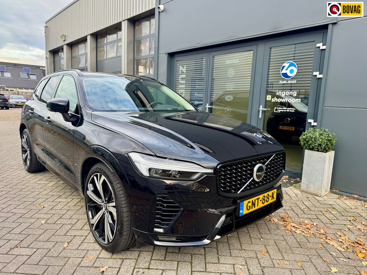 Volvo XC60 - 2.0 T8 Plug-in hybrid AWD Ultra Dark luchtvering, trekhaak, head-up, panoramadak - AutoWereld.nl