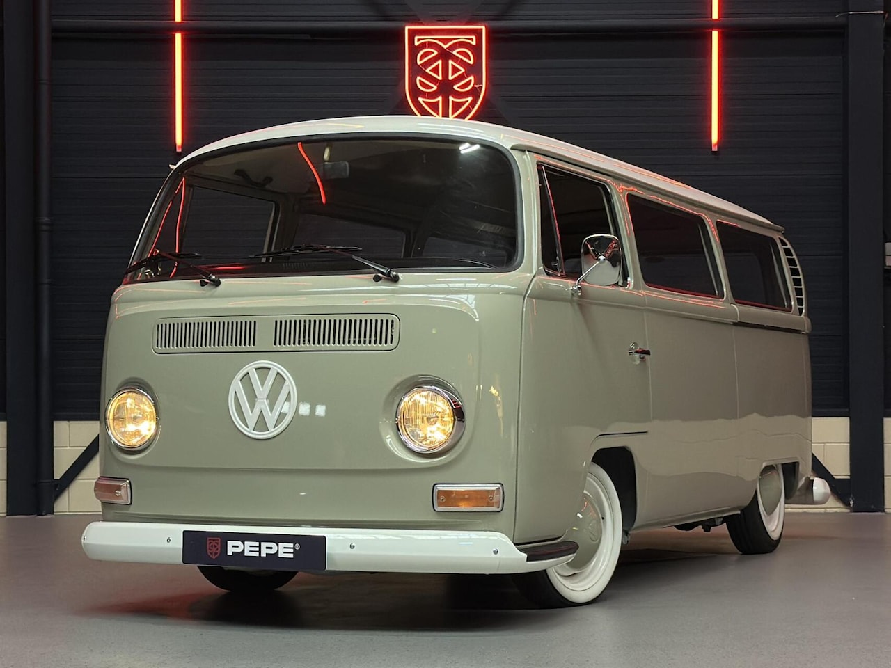 Volkswagen T2 - A 1600 Kombi |AIRRIDE|VINTAGE SPEED UITL.|CUSTOM - AutoWereld.nl