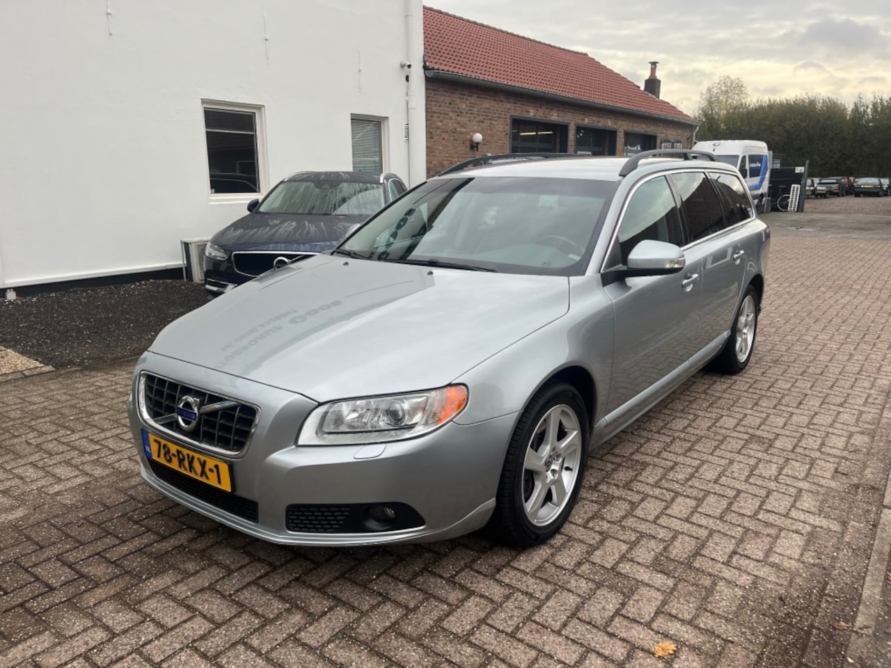 Volvo V70 - 2.0 T Summum Leder Stoelverwarming Trekhaak PDC - AutoWereld.nl