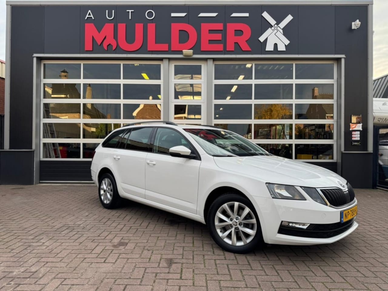 Skoda Octavia Combi - COMBI 1.0 TSI 115PK GREENTECH AMBITION BUSINESS AUT./ NAVI / CAMERA / CRUISE - AutoWereld.nl