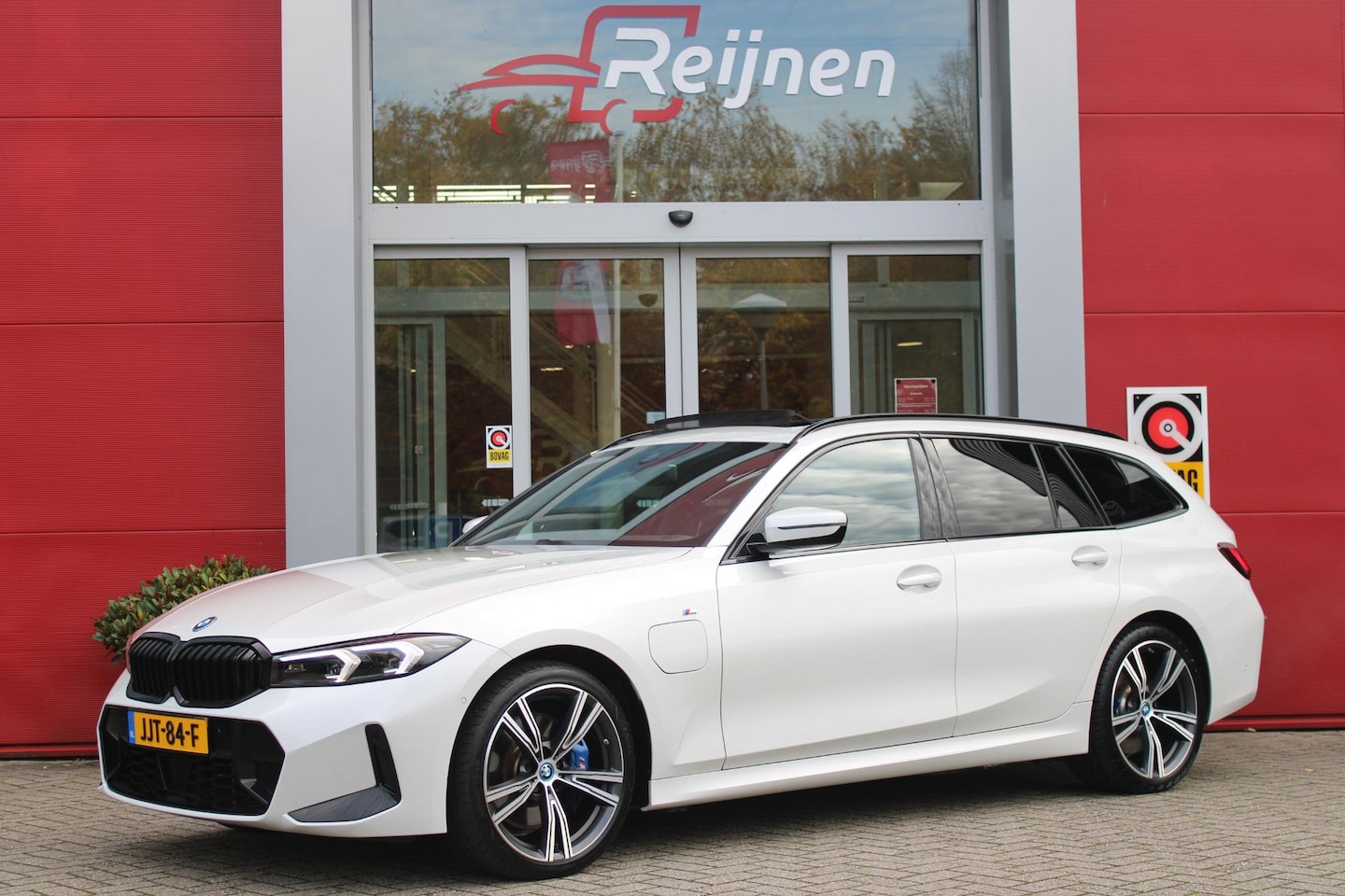 BMW 3-serie Touring - 330e 292PK M-SPORT | M-SPORT PRO-PAKKET | M-SPORT REMMEN UITGEVOERD IN DONKERBLAUW MET M L - AutoWereld.nl