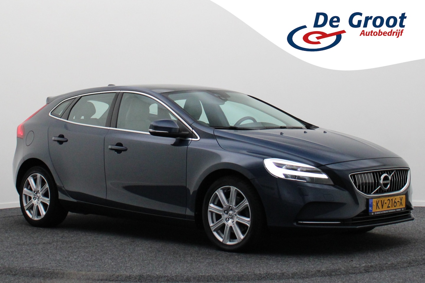 Volvo V40 - 2.0 T3 Nordic+ Leer, Panoramadak, Navigatie, LED, Keyless, PDC - AutoWereld.nl