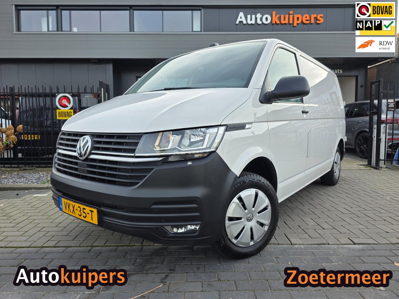 Volkswagen Transporter - 2.0 TDI L1H1 | Met o.a. navigatie, cruise control, airco, AppleCarPlay/AndroidAuto en auto - AutoWereld.nl