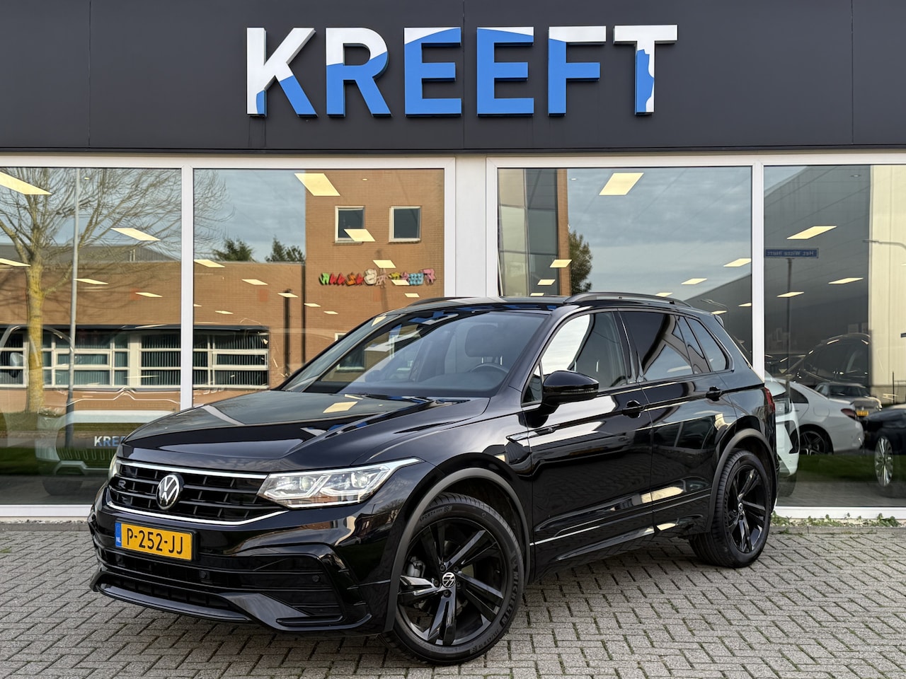 Volkswagen Tiguan - 1.5 TSI R-Line Elektr. Trekhaak, App Carplay - AutoWereld.nl