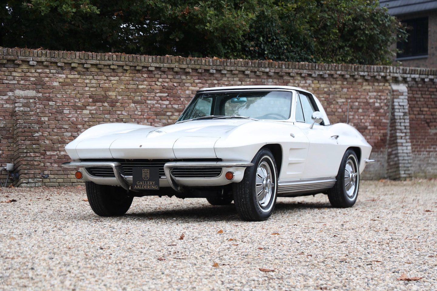 Corvette C2 - Sting Ray Convertible "First paint - Highly original" 61 years under the glorious Californ - AutoWereld.nl