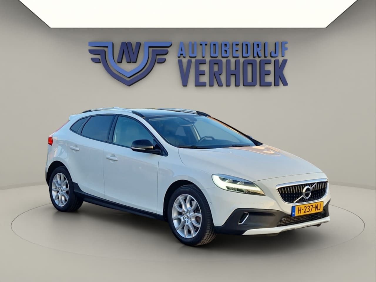 Volvo V40 Cross Country - 1.5 T3 Polar+ Luxury Panoramadak - Harman Kardon - AutoWereld.nl