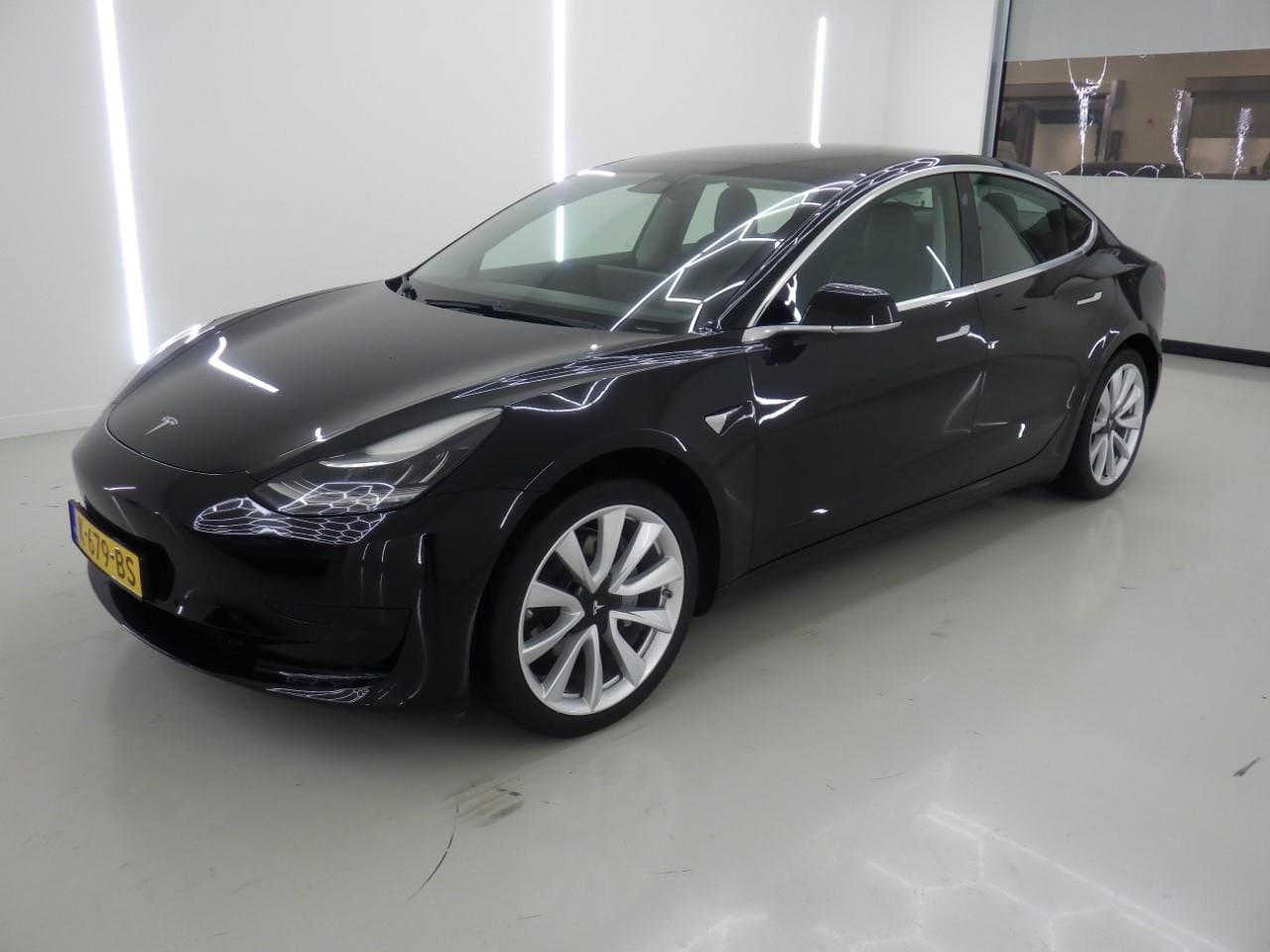 Tesla Model 3 - Standard RWD Plus 92% SOH [ LFP ACCU+19'' LMV+AUTOPILOT+60 kWh+PREMIUM AUDIO ] - AutoWereld.nl