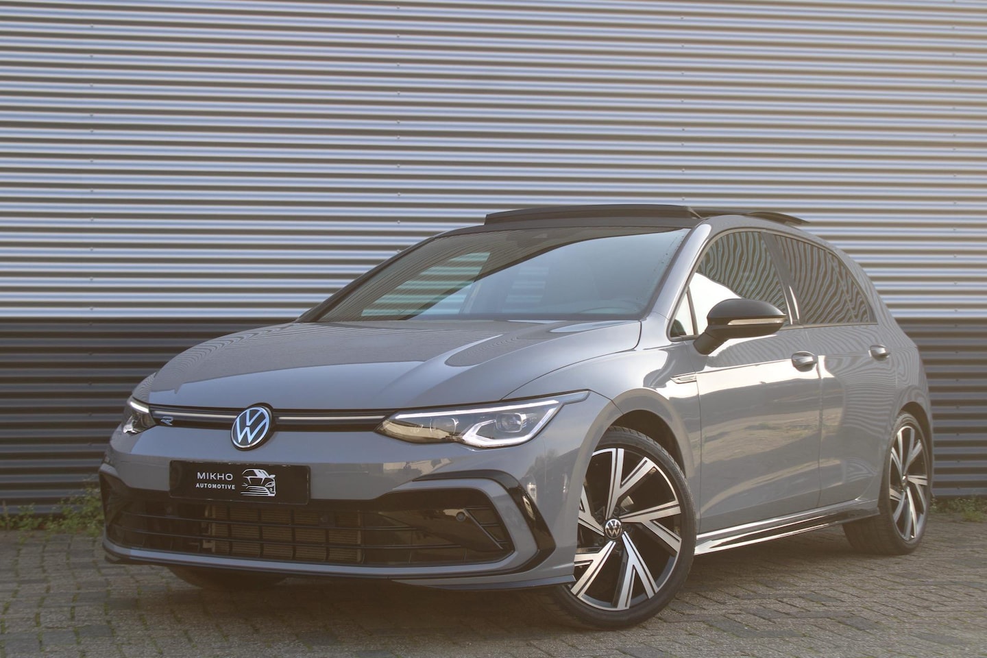 Volkswagen Golf - 1.5 eTSI 3x R-Line | Panoramadak | Trekhaak | IQ Light | Stoelverwarming achter | Stuur ve - AutoWereld.nl