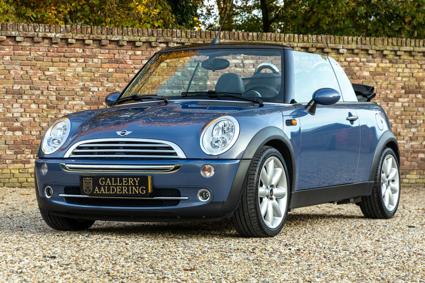 MINI Cabrio - Cooper "Cool Blue" Cooper with low mileage "26.026 km", Presented in Cool Blue metallic wi - AutoWereld.nl