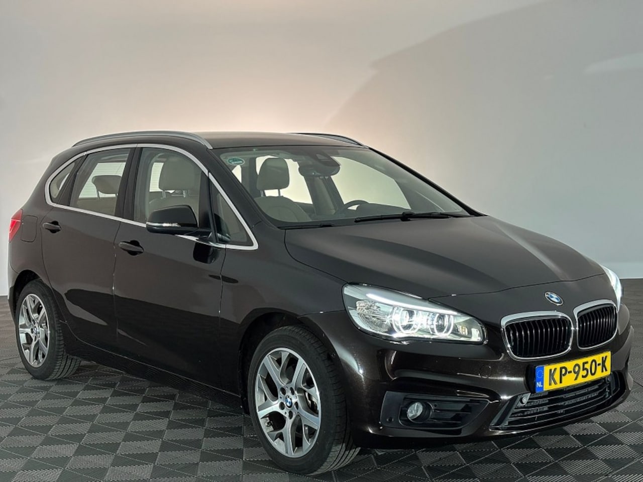BMW 2-serie Active Tourer - 218 i Centennial Executive Automaat | LEDER | Full LED | Trekhaak - AutoWereld.nl