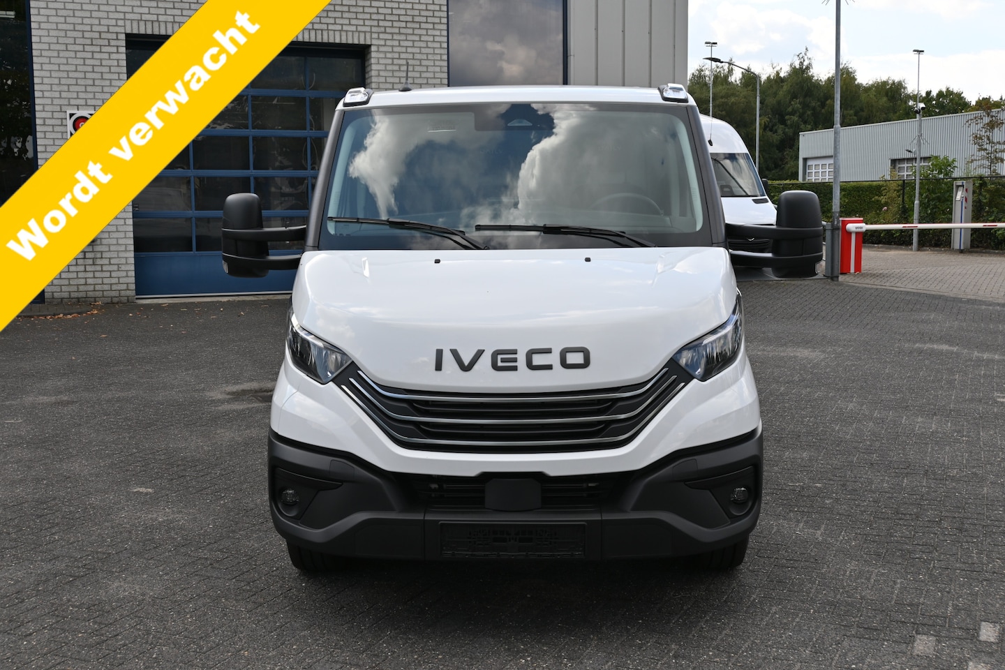Iveco Daily - 35S18H 3.0L Laadbak Laadklep Facelift, LED, ACC, Geveerde stoel, Camera - AutoWereld.nl