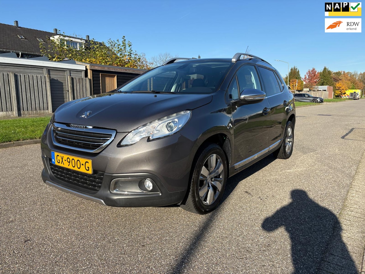 Peugeot 2008 - 1.2 PureTech Blue Lease Executive Automaat*Pano*Navigatie*Cruise*NAP*LM velgen*Parkeersens - AutoWereld.nl