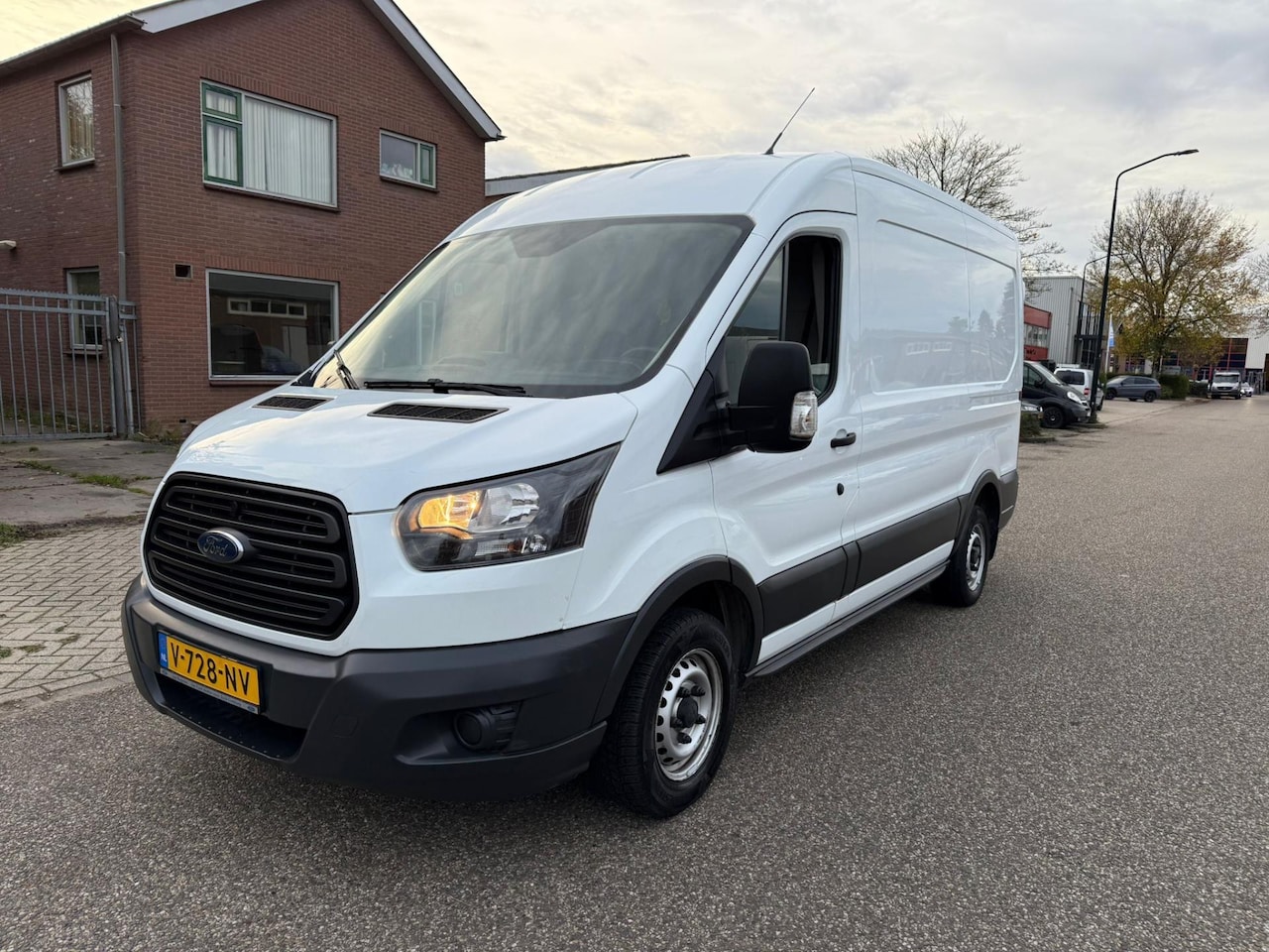 Ford Transit - 290 2.0 TDCI L2H2 Ambiente 290 2.0 TDCI L2H2 Ambiente - AutoWereld.nl