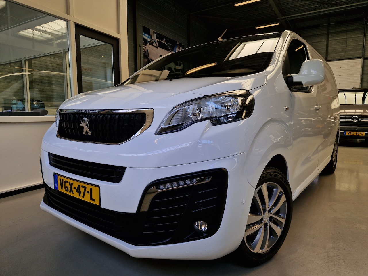 Peugeot Expert - 2.0 BlueHDI 120 Standard Asphalt Navi, Camera, Pdc, Cruise - AutoWereld.nl