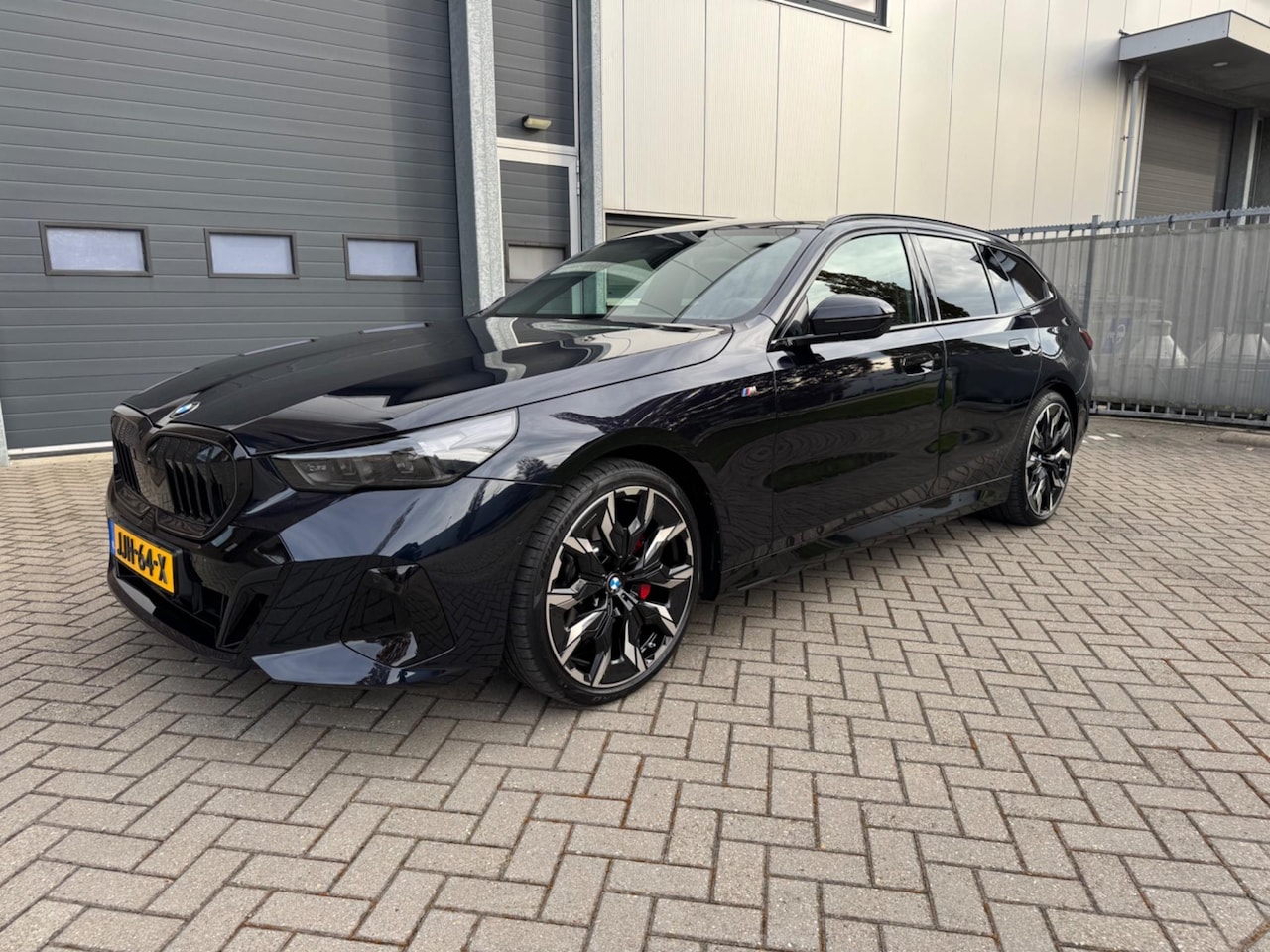 BMW 5-serie Touring - 520i M-SPORT, Trekhaak, Panoramadak, Bowers/Wilkins, Leder, LED, etc. - AutoWereld.nl