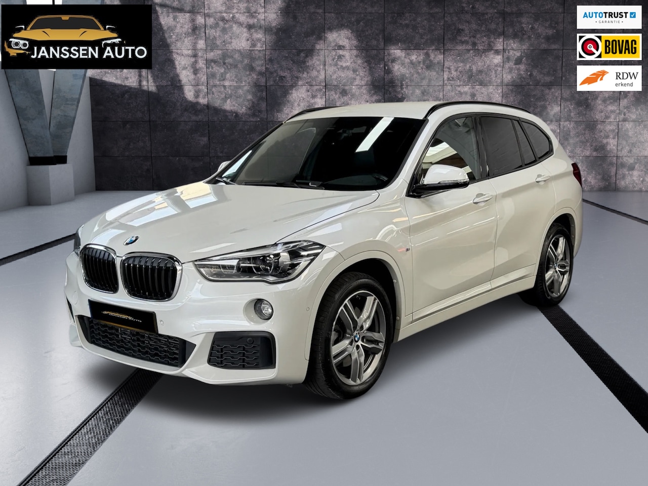 BMW X1 - XDrive20i M Sport | Leder | HUD | Pearl White | Memory | Navi | Stoelverwarming | 4WD - AutoWereld.nl