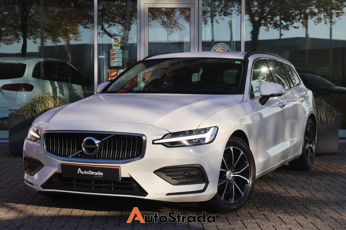 Volvo V60 - B3 Momentum Business 163pk | Keyless | Adaptive | Climate | Navi | Carplay | LED | Trekhaa - AutoWereld.nl