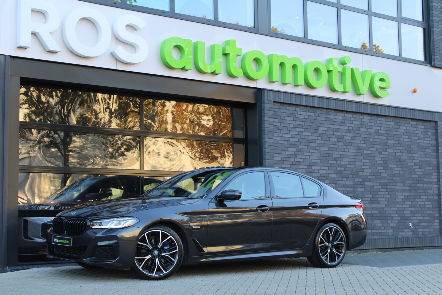 BMW 5-serie - 530e Business Edition Plus | M-SPORT | PANO | H/K | HUD | 360 | KEYLESS | STUURVERW | ADAP - AutoWereld.nl